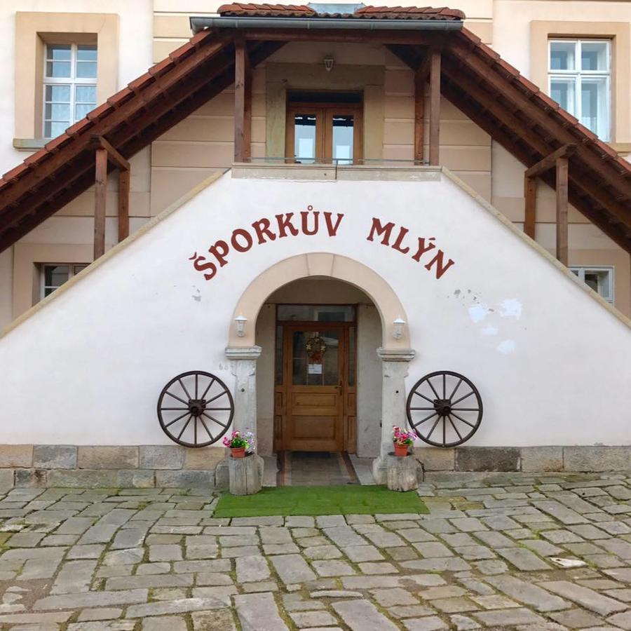 Sporkuv Mlyn Hotel Dvůr Králové nad Labem Buitenkant foto