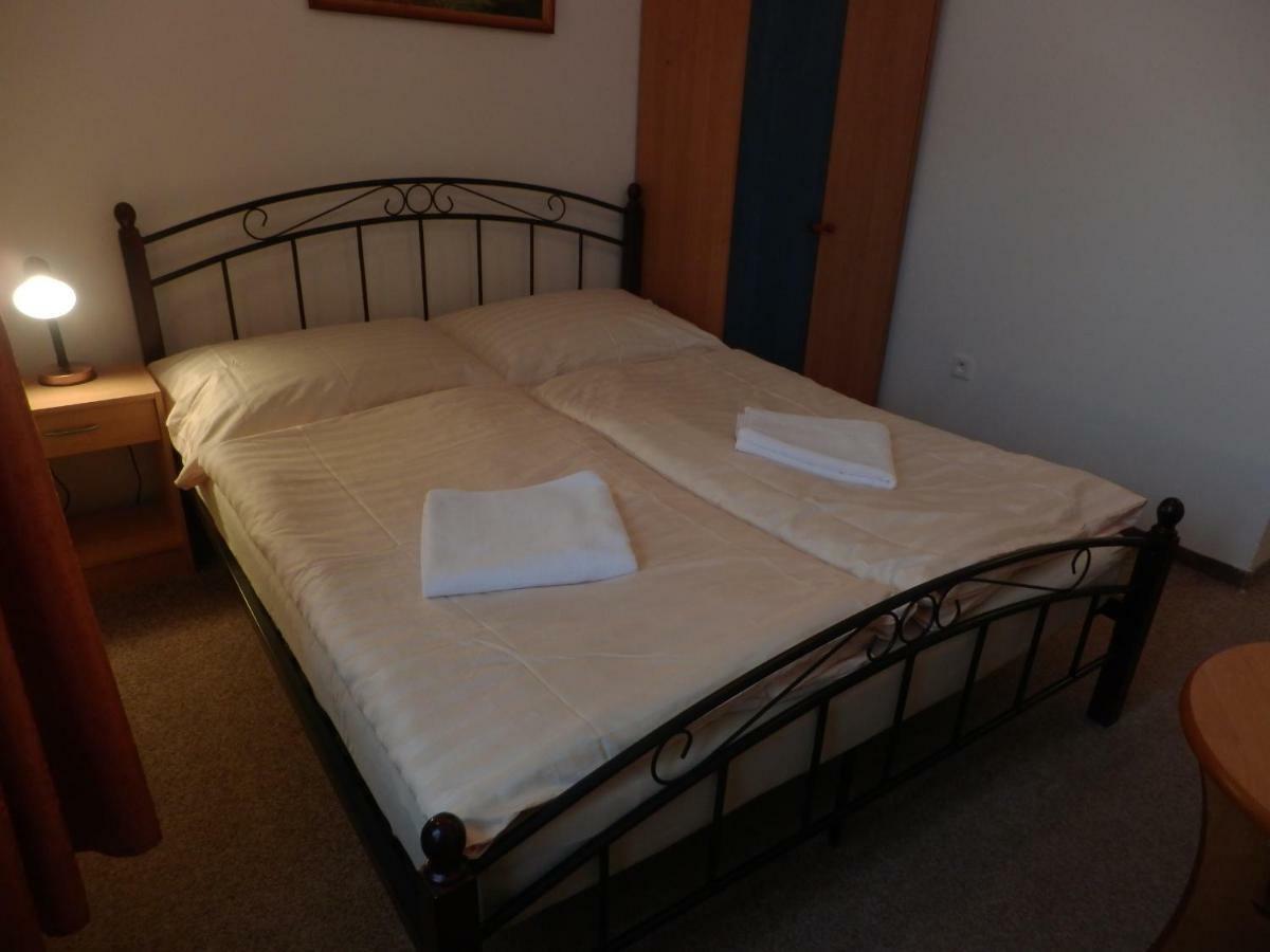 Sporkuv Mlyn Hotel Dvůr Králové nad Labem Kamer foto